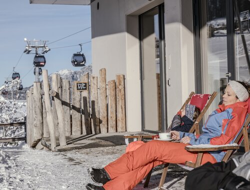 Bergbahn Terrasse mit Liegestühlen
