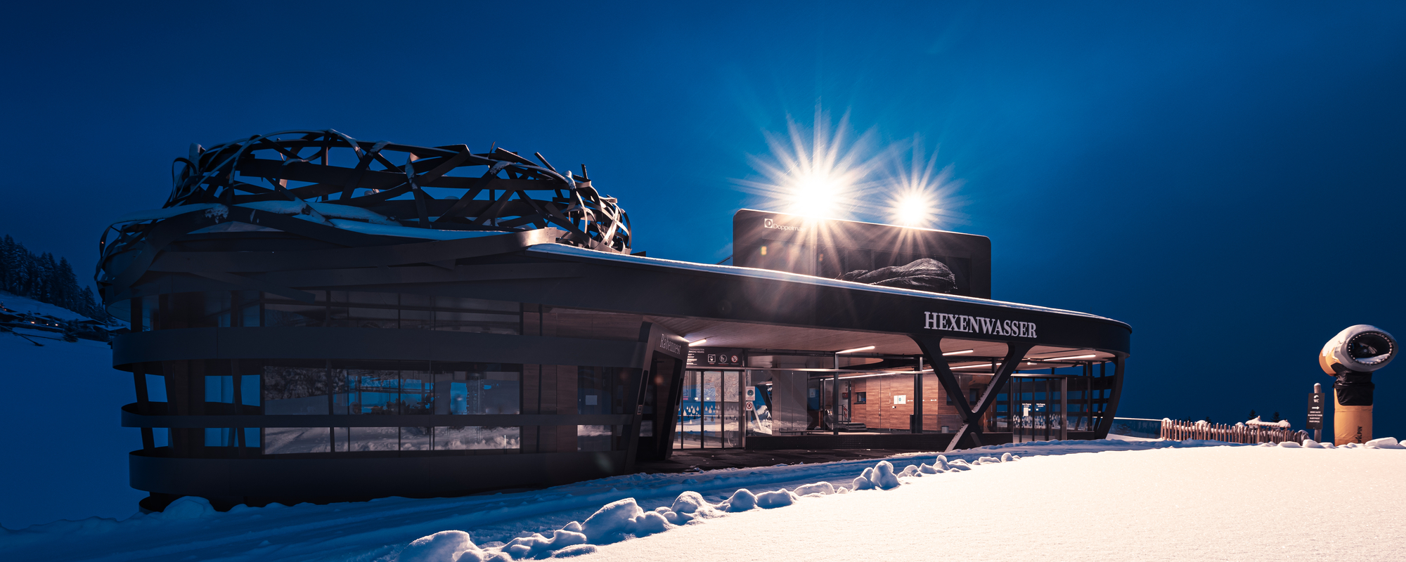 Bergstation Skiwelt Söll bei Nacht